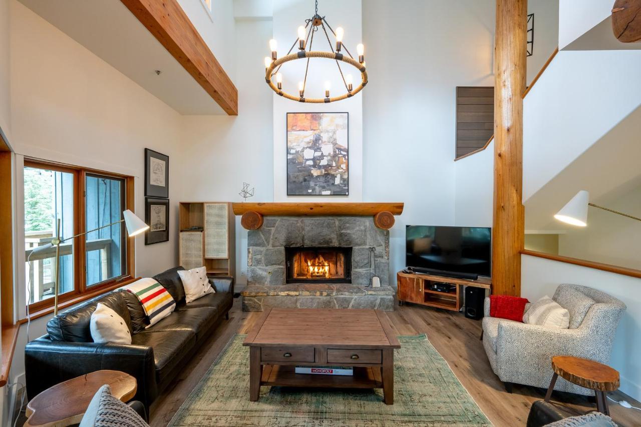 Newly Renovated 4-bed, Bath Ski-in, Ski-out With Fireplaces, Private Hot Tub, And Private Garage! Holiday home *