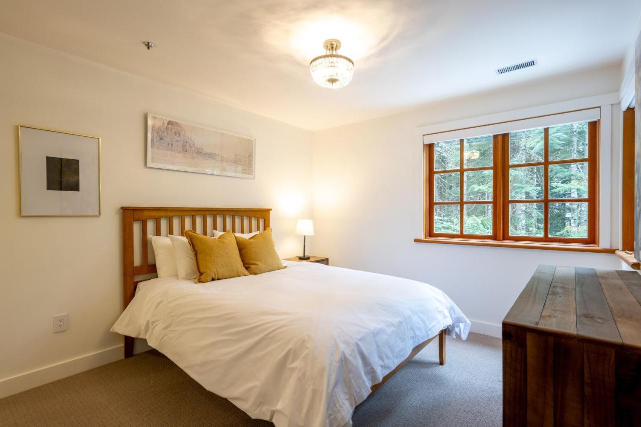 Holiday home Newly Renovated 4-bed, Bath Ski-in, Ski-out With Fireplaces, Private Hot Tub, And Private Garage! *