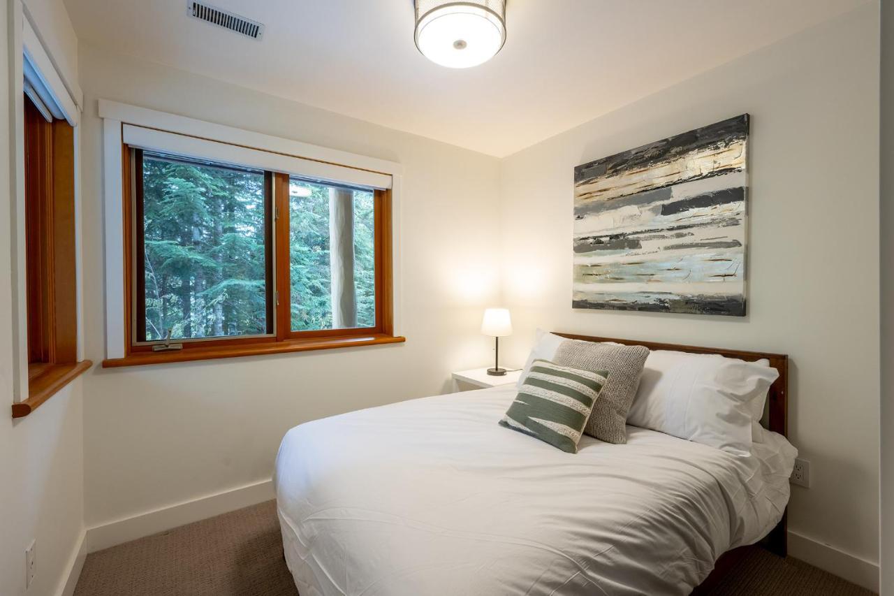 Newly Renovated 4-bed, Bath Ski-in, Ski-out With Fireplaces, Private Hot Tub, And Private Garage! *