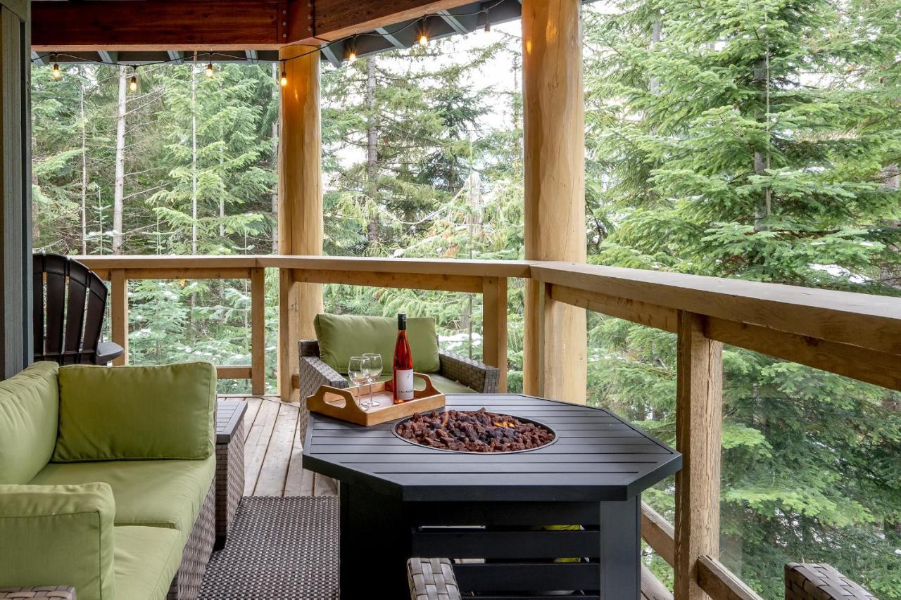 Holiday home Newly Renovated 4-bed, Bath Ski-in, Ski-out With Fireplaces, Private Hot Tub, And Private Garage! Whistler