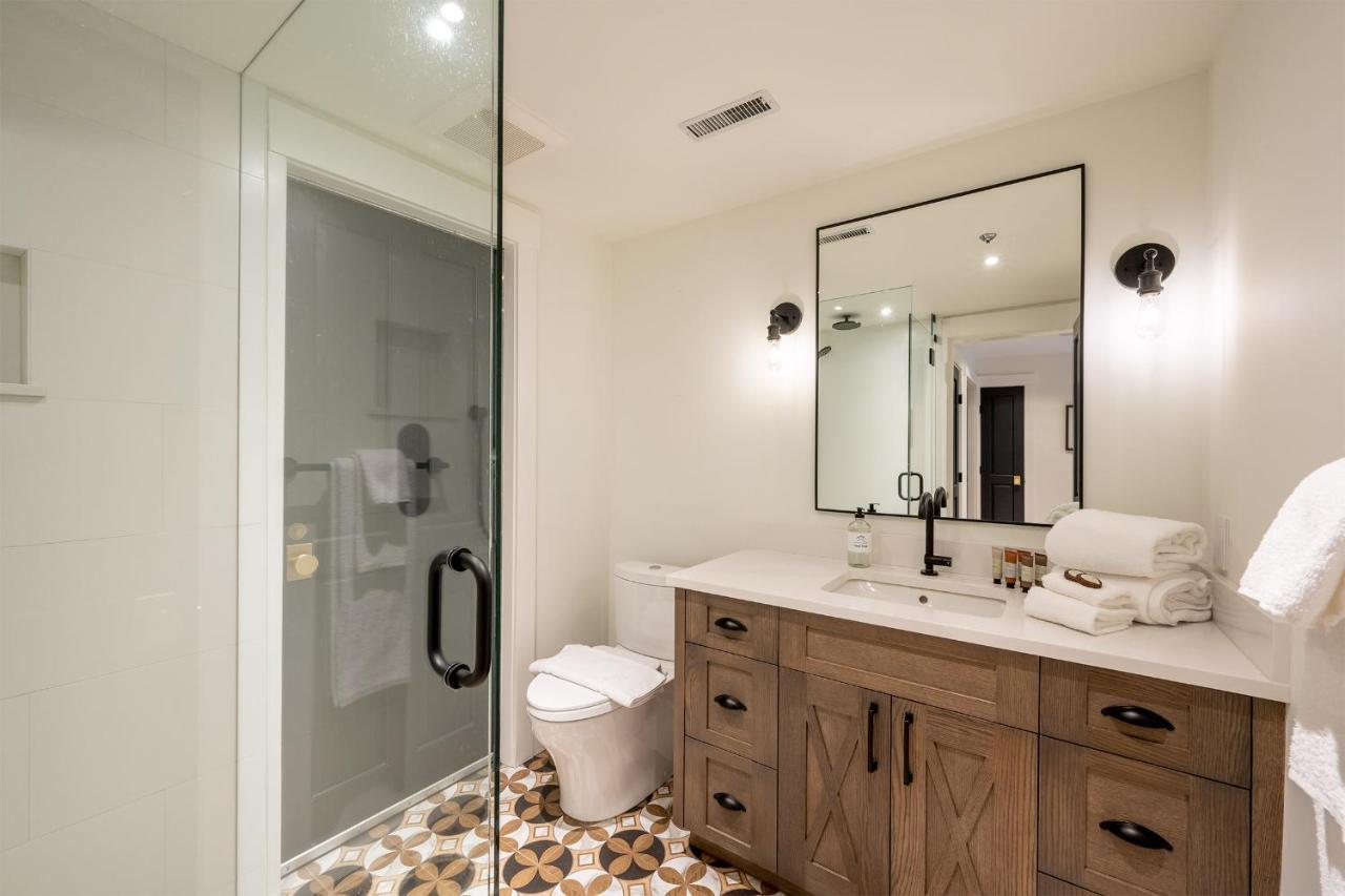 Newly Renovated 4-bed, Bath Ski-in, Ski-out With Fireplaces, Private Hot Tub, And Private Garage! Holiday home Whistler