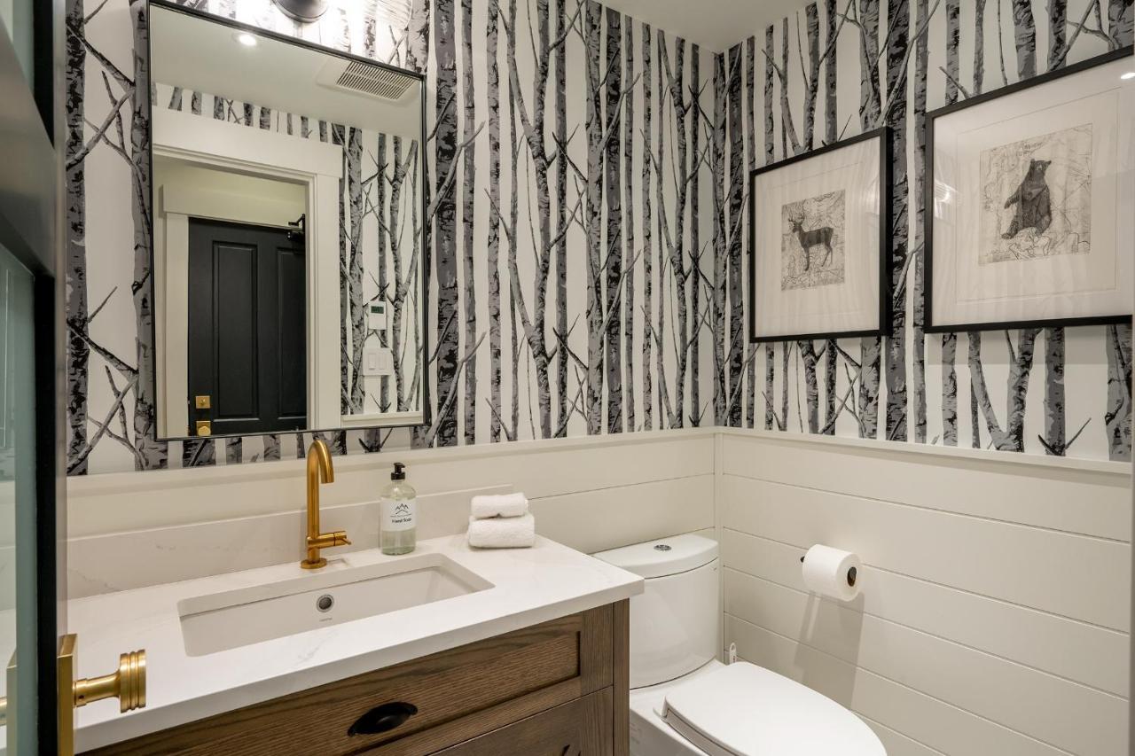 Holiday home Newly Renovated 4-bed, Bath Ski-in, Ski-out With Fireplaces, Private Hot Tub, And Private Garage! *