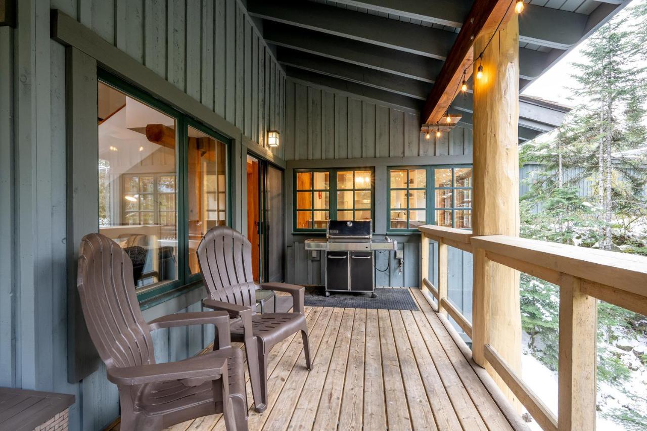 Holiday home Newly Renovated 4-bed, Bath Ski-in, Ski-out With Fireplaces, Private Hot Tub, And Private Garage! Whistler